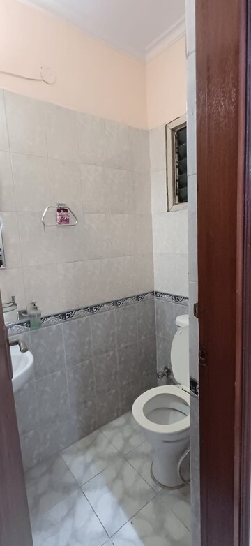 Bathroom in 3 BHK Apartment at Ardee City Palm Grove Heights, Sector 52 – for Rent