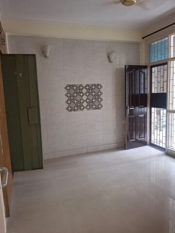 Room in 3 BHK Builder Floor at Ameya Sapphire 57, Sector 57 – for Rent