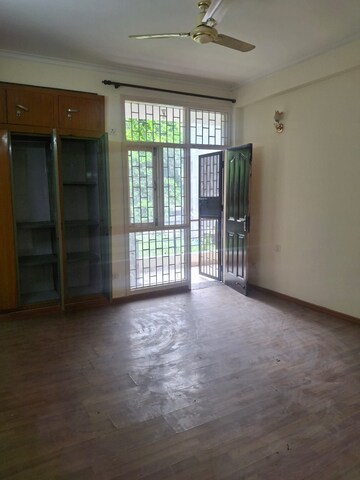 Room in 3 BHK Builder Floor at Ameya Sapphire 57, Sector 57 – for Rent