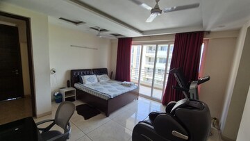 Room in 4 BHK Apartment at Sector 66-A – for Rent