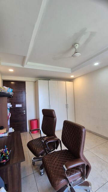 Team Area in 4 BHK Apartment at Sector 66-A – for Rent