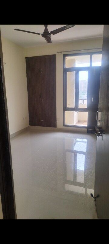 Room in 2.5 BHK Apartment at SRS Royal Hills, Sector 87 – for Rent