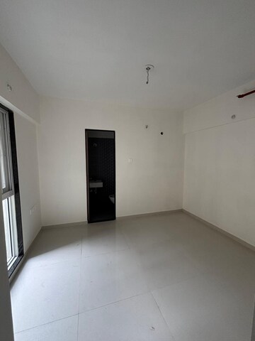 Room in 2 BHK Apartment at Ashar Axis, Majiwada – for Rent