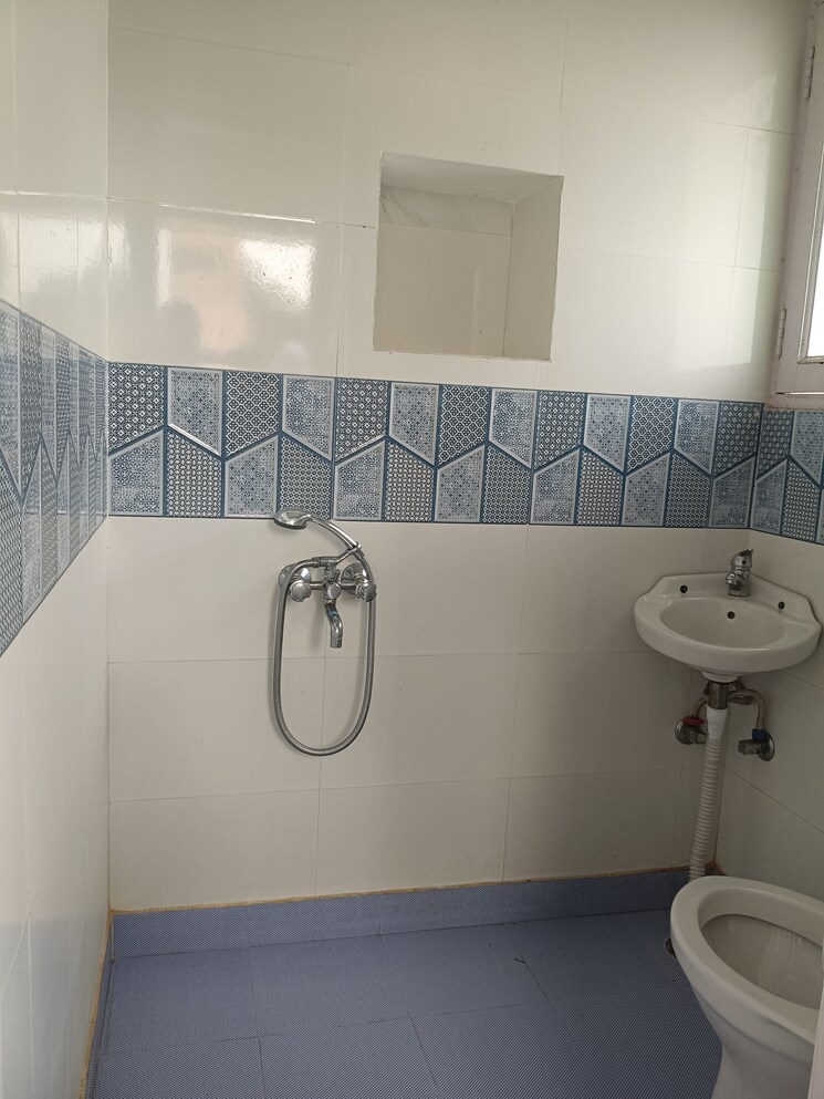 Bathroom, new friends colony 1 RK 250 Sq.Ft. Builder Floor In New Friends Colony Delhi 9096348