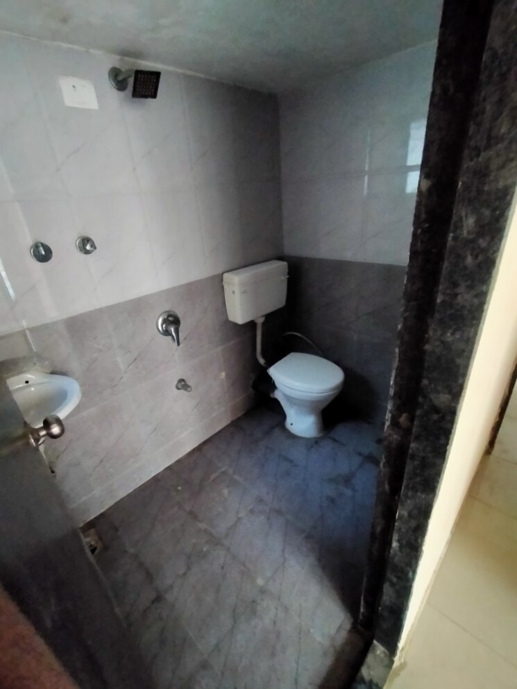 Bathroom, virar west 1 Bedroom 650 Sq.Ft. Apartment In Virar West Palghar 9096364