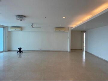 Room in 4 BHK Apartment at DLF The Belaire, Sector 54 – for Rent