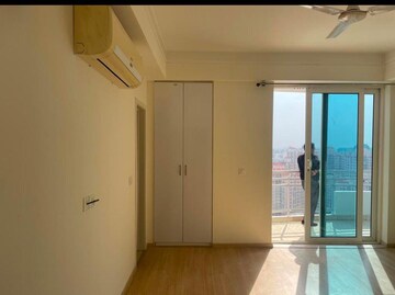 Room in 4 BHK Apartment at DLF The Belaire, Sector 54 – for Rent