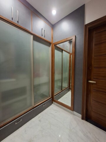 Room in 3 BHK Builder Floor at Sector 7 – for Rent