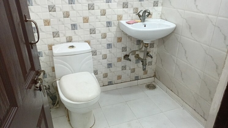 Bathroom, vaishali sector 6 1 Bedroom 600 Sq.Ft. Builder Floor In Vaishali Sector 6 Ghaziabad 9096486