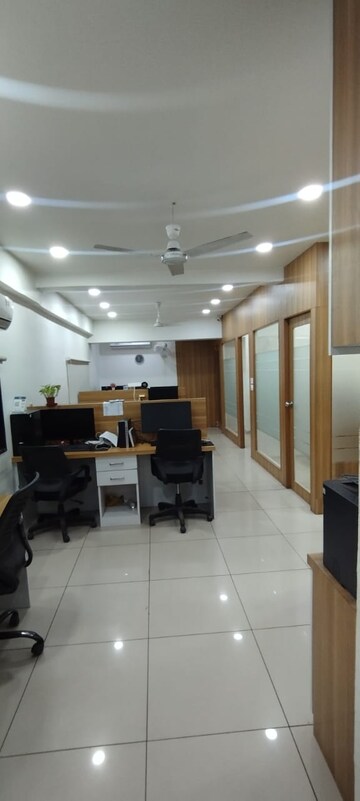  Office Space For Rent in Manjalpur