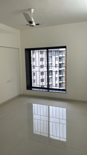 Room in 2 BHK Apartment at Kohinoor Shangrila, Pimpri – for Rent