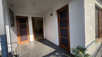 Room in 2 BHK Builder Floor at Sector 34 – for Rent