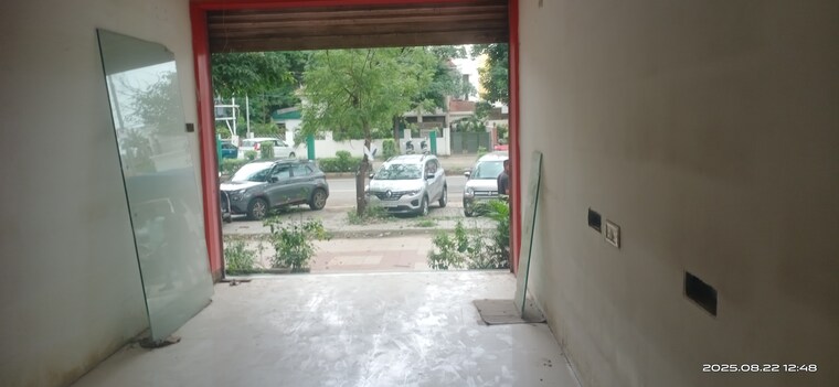  Parking, race course Commercial Office Space 2400 Sq.Ft. In Race Course Vadodara 9096502