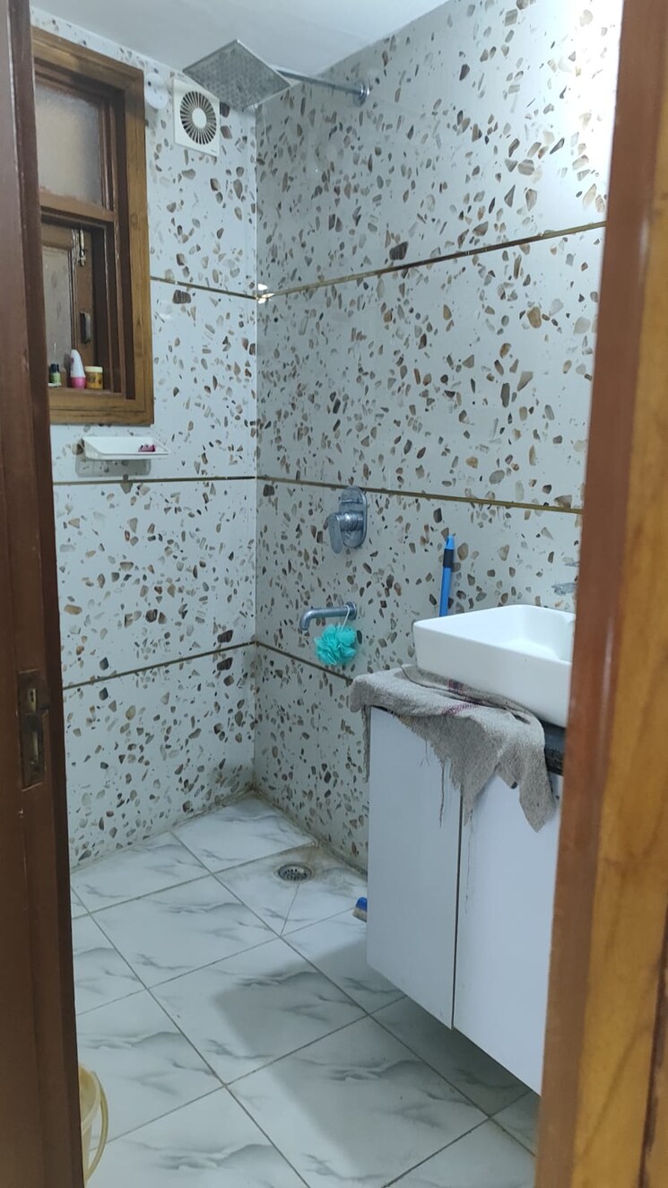 Bathroom, chhajjupur 3 Bedroom 100 Sq.Yd. Builder Floor In Chhajjupur Delhi 9096558