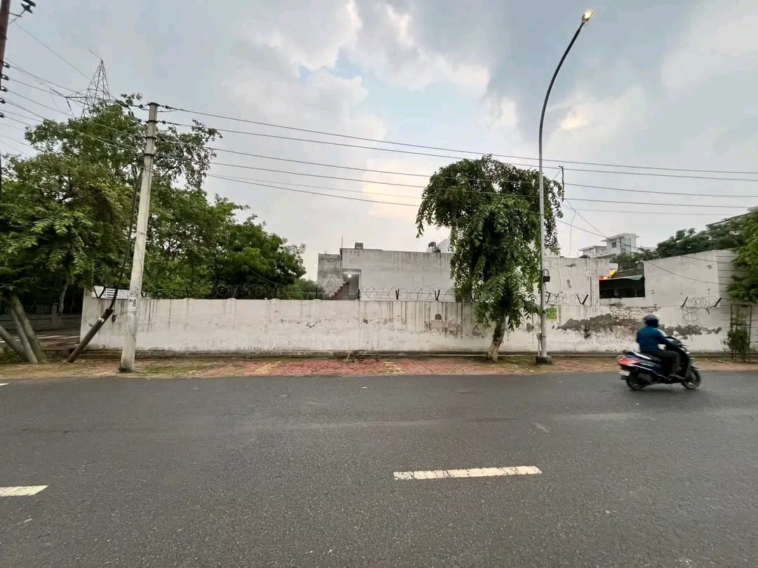 6 BHK + Study Room Independent House For Sale in Sector 11