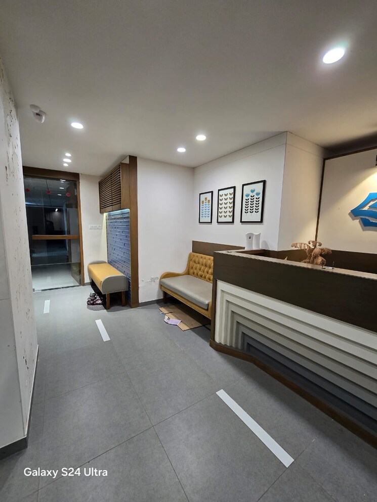  Parking, ajwa road Commercial Office Space 1400 Sq.Ft. In Ajwa Road Vadodara 9096583