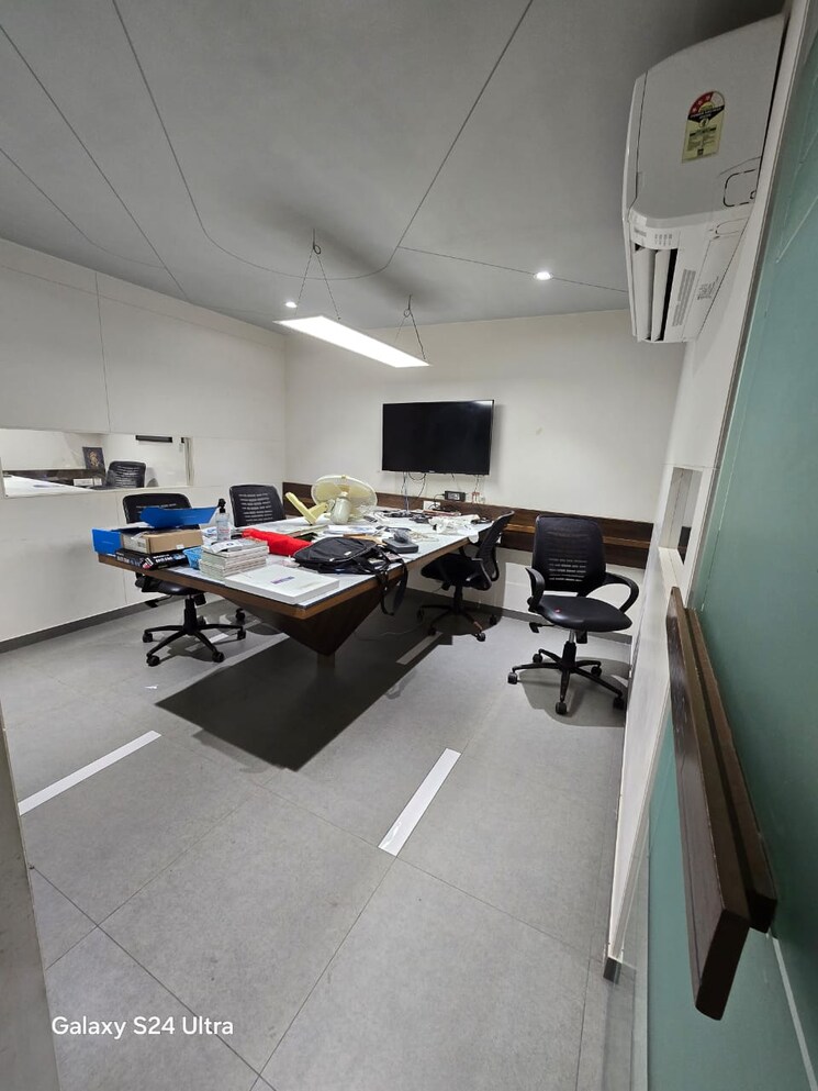 Team Area, ajwa road Commercial Office Space 1400 Sq.Ft. In Ajwa Road Vadodara 9096583