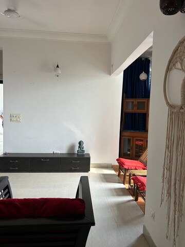 Furnished Amenities in 2.5 BHK Apartment at Antriksh Golf View, Sector 78 – for Rent