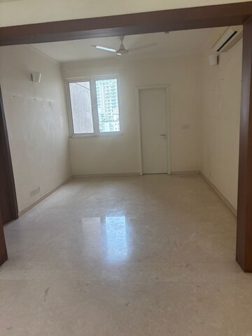 Room in 4 BHK Apartment at DLF Park Place, Sector 54 – for Rent