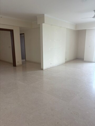 Room in 4 BHK Apartment at DLF Park Place, Sector 54 – for Rent