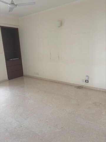 Room in 4 BHK Apartment at DLF Park Place, Sector 54 – for Rent