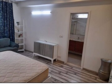 Room in 4 BHK Apartment at DLF Park Place, Sector 54 – for Rent