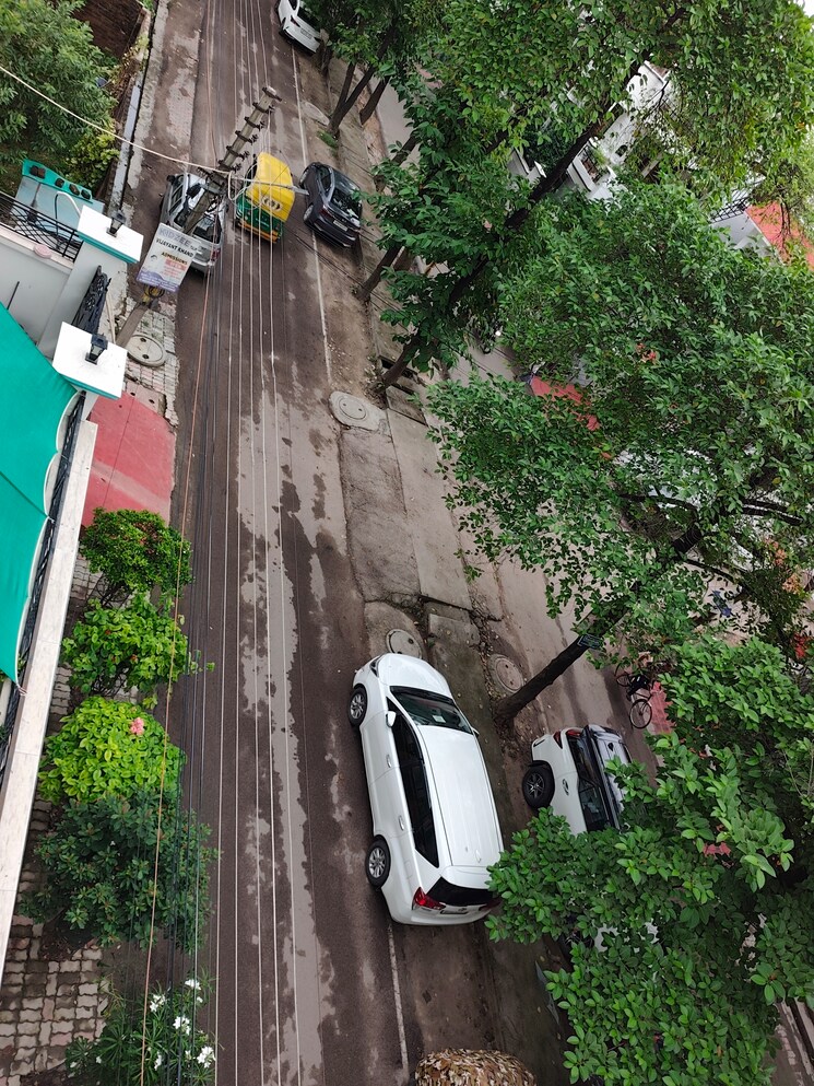 Balcony, gomti nagar Commercial Office Space 1200 Sq.Ft. In Gomti Nagar Lucknow 9096669