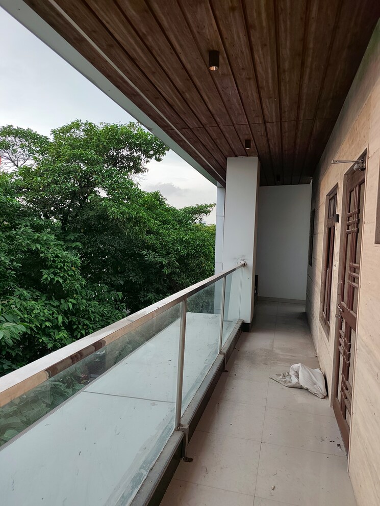 Balcony, gomti nagar Commercial Office Space 1200 Sq.Ft. In Gomti Nagar Lucknow 9096669