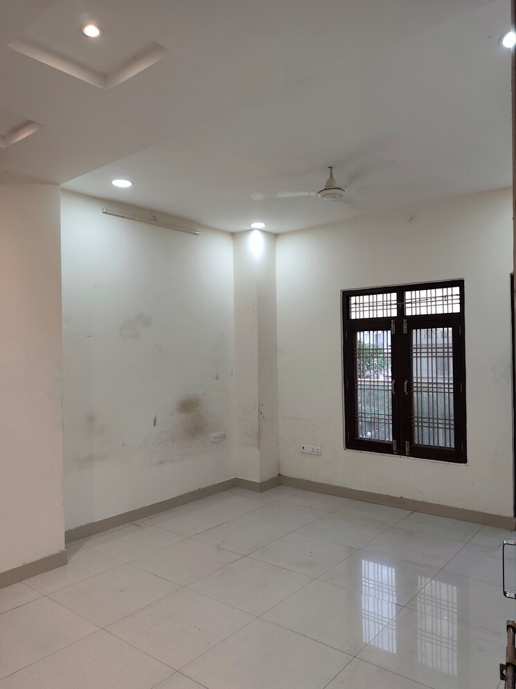 Room, gomti nagar Commercial Office Space 1200 Sq.Ft. In Gomti Nagar Lucknow 9096669