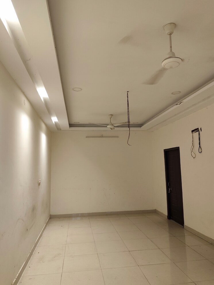 Room, gomti nagar Commercial Office Space 1200 Sq.Ft. In Gomti Nagar Lucknow 9096669