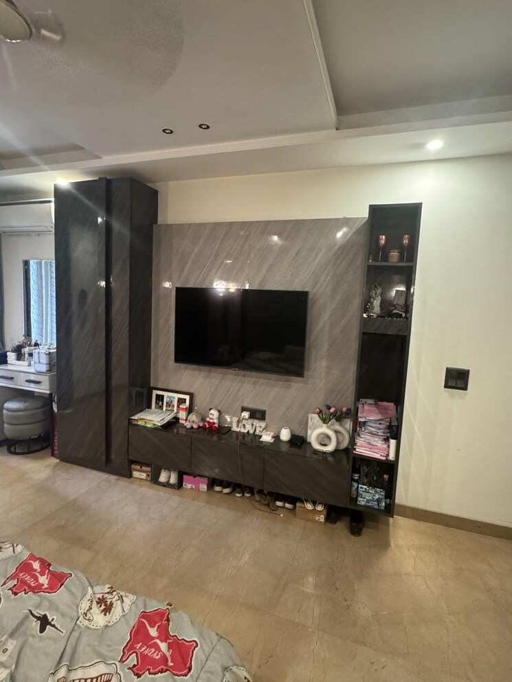  Parking, dlf-queens-court 4 Bedroom 300 Sq.Yd. Builder Floor In Greater Kailash ii Delhi 9096689