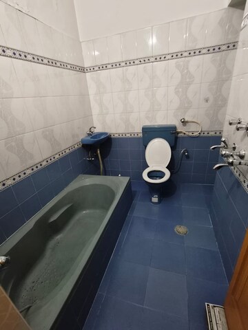 Attached Bathroom in 2 BHK Independent House at Gomti Nagar – for Rent