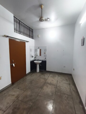 Room in 2 BHK Independent House at Gomti Nagar – for Rent