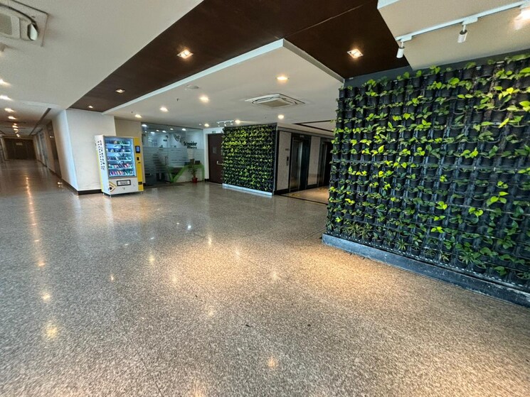  Parking, vibhuti khand Commercial Office Space 1800 Sq.Ft. In Vibhuti Khand Lucknow 9096840