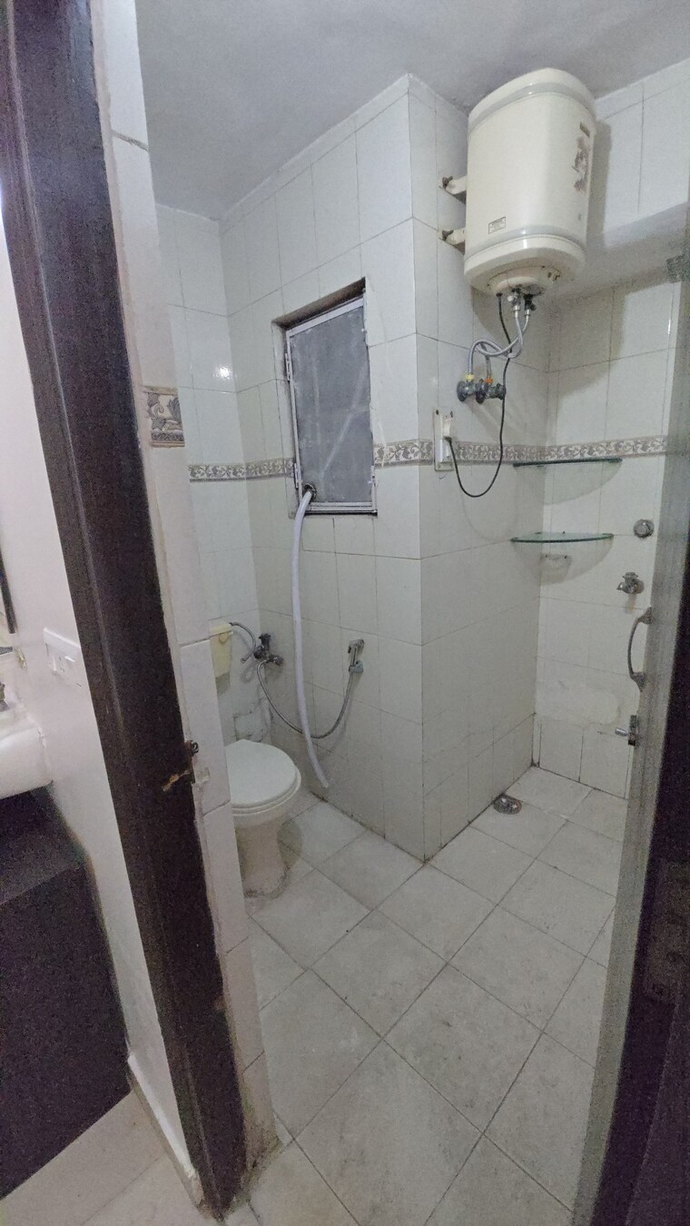 Bathroom, dayanand colony 2 Bedroom 900 Sq.Ft. Builder Floor In Dayanand Colony Delhi 9096842