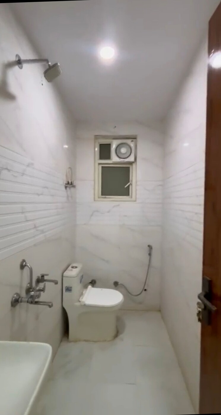 Bathroom, mayur vihar phase 1 3 Bedroom 900 Sq.Ft. Builder Floor In Mayur Vihar Phase 1 Delhi 9096853