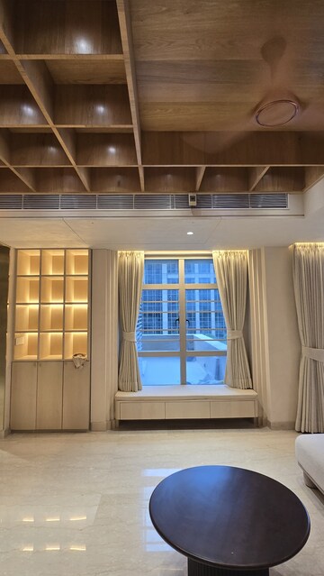 Room in 4 BHK Apartment at Prabhadevi – for Rent