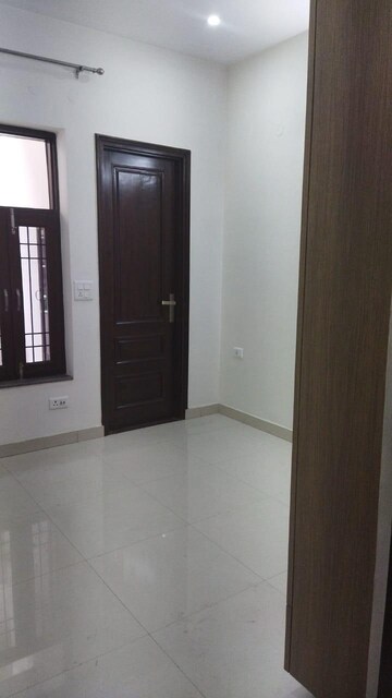 Room in 3 BHK Builder Floor at AEZ Aloha, Sector 57 – for Rent