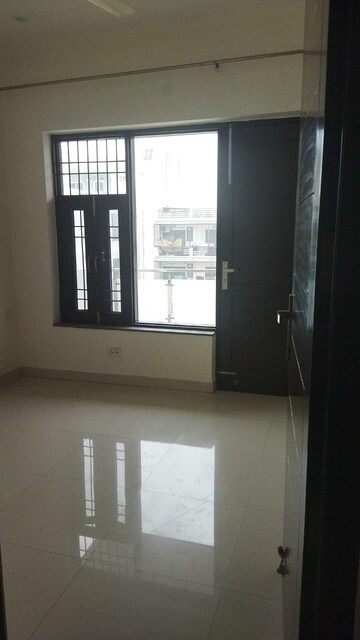 Room in 3 BHK Builder Floor at AEZ Aloha, Sector 57 – for Rent