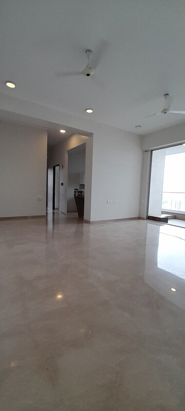 Room in 5 BHK Apartment at Oberoi Skyz, Worli – for Rent