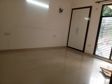 Room in 4 BHK Apartment at Abhinandan CGHS, Sector 51 – for Rent