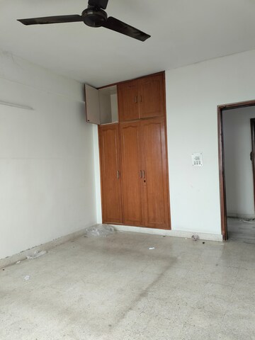 Room in 3 BHK Apartment at Karamvir Towers, Sector 52 – for Rent