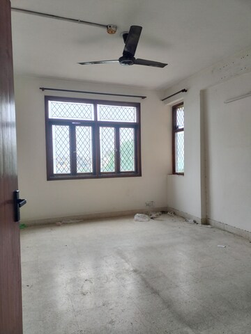 Room in 3 BHK Apartment at Karamvir Towers, Sector 52 – for Rent