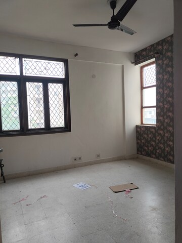 Room in 3 BHK Apartment at Karamvir Towers, Sector 52 – for Rent