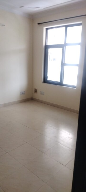 Room in 4 BHK Apartment at Abhas Apartment, Sector 56 – for Rent