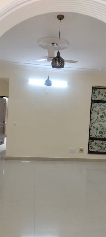 Room in 4 BHK Apartment at Abhas Apartment, Sector 56 – for Rent