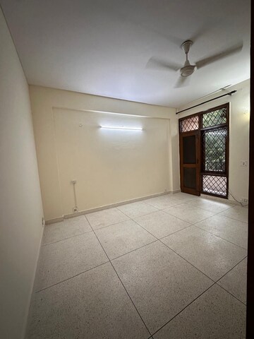 Room in 3 BHK Apartment at Vastu Apartments, Sector 55 – for Rent
