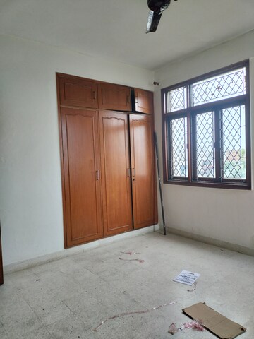 Room in 3 BHK Apartment at Vastu Apartments, Sector 55 – for Rent