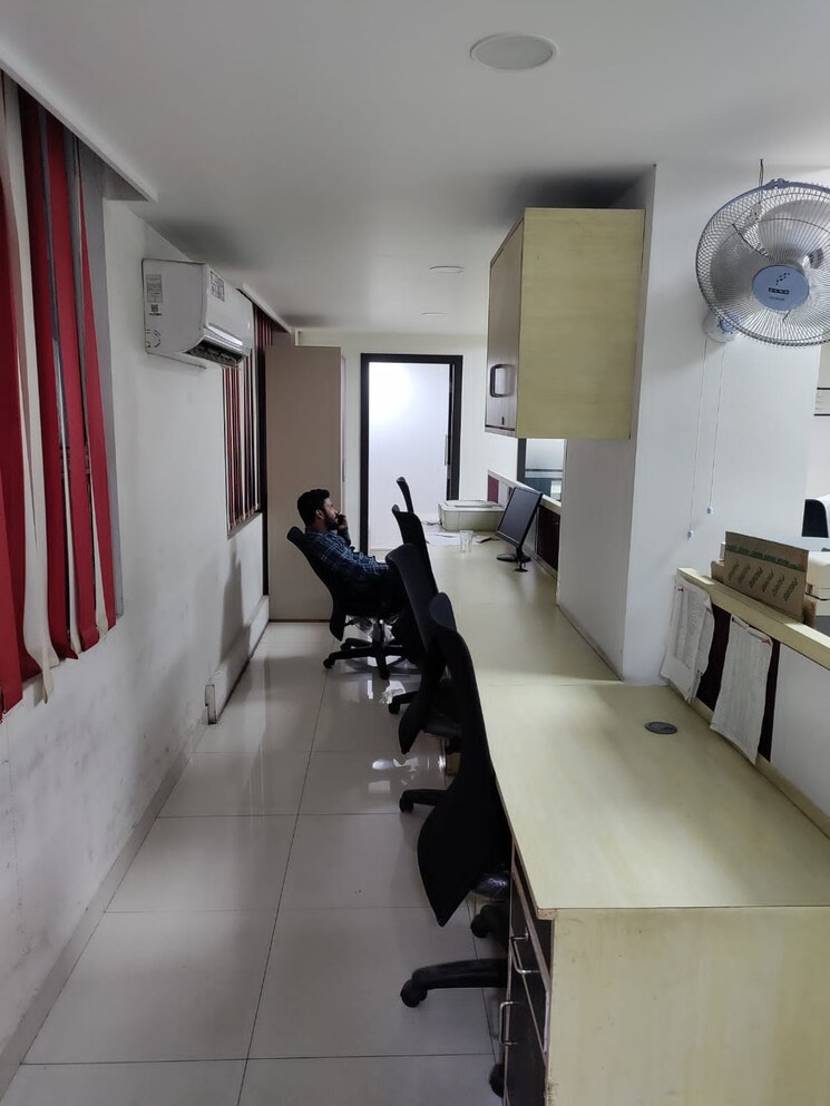 Team Area, hazratganj Commercial Office Space 2000 Sq.Ft. In Hazratganj Lucknow 9097016