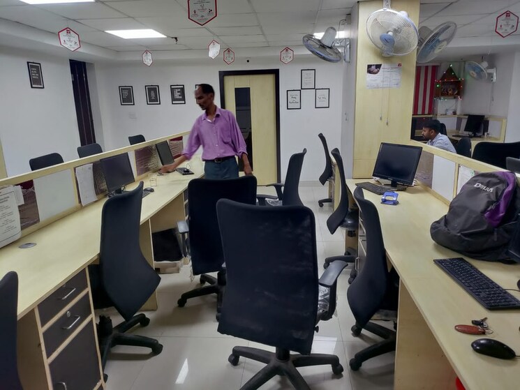 Team Area, hazratganj Commercial Office Space 2000 Sq.Ft. In Hazratganj Lucknow 9097016